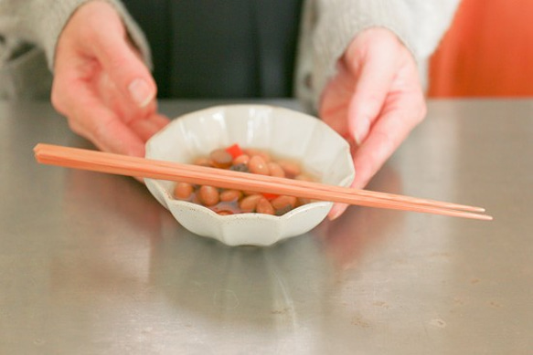 【新生活のお迎え準備に】細くてしなやか、お豆や魚の骨も取りやすい一膳・大分県日田産・ダイヤカット箸・22.5センチ・無地 2枚目の画像