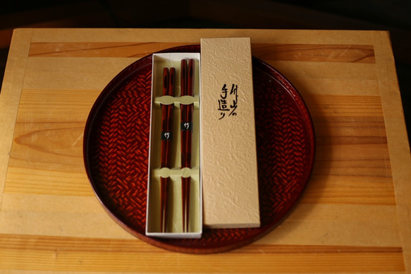 贈りもの、ご長寿のお祝い、ご両親へ、結婚のお祝いに【軽くて使いやすいお箸】大分県日田産・さざ波夫婦箸 2枚目の画像