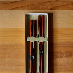 贈りもの、ご長寿のお祝い、ご両親へ、結婚のお祝いに【軽くて使いやすいお箸】大分県日田産・さざ波夫婦箸 4枚目の画像