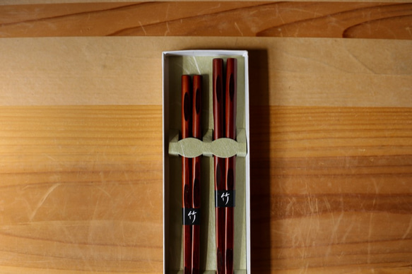 贈りもの、ご長寿のお祝い、ご両親へ、結婚のお祝いに【軽くて使いやすいお箸】大分県日田産・さざ波夫婦箸 4枚目の画像