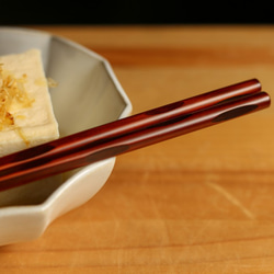 贈りもの、ご長寿のお祝い、ご両親へ、結婚のお祝いに【軽くて使いやすいお箸】大分県日田産・さざ波夫婦箸 5枚目の画像