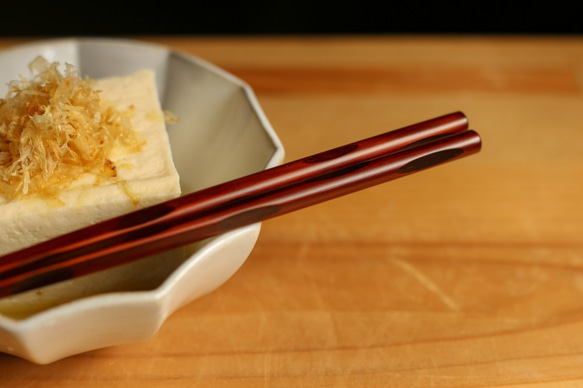 贈りもの、ご長寿のお祝い、ご両親へ、結婚のお祝いに【軽くて使いやすいお箸】大分県日田産・さざ波夫婦箸 5枚目の画像