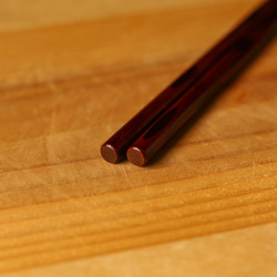 【新年のお迎え準備に】男性用・握りやすく、持ちやすい一膳【大分県日田産】さざ波箸・23.5センチ（大） 4枚目の画像