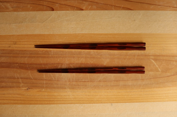 【新年のお迎え準備に】男性用・握りやすく、持ちやすい一膳【大分県日田産】さざ波箸・23.5センチ（大） 5枚目の画像