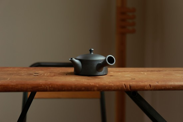 敬老ギフトに、煎茶が美味しく飲める平型急須・愛知県常滑産・澤田朋大さん作・急須・平・190cc 1枚目の画像