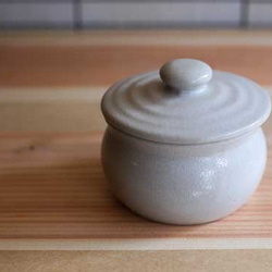 【梅干し・お漬物入れ・お砂糖入れに】 加藤さんのつくる甕（かめ）1合・白　梅干し7粒ほど入ります 5枚目の画像