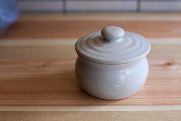 【梅干し・お漬物入れ・お砂糖入れに】 加藤さんのつくる甕（かめ）1合・白　梅干し7粒ほど入ります 5枚目の画像