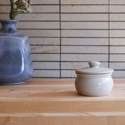 【梅干し・お漬物入れ・お砂糖入れに】 加藤さんのつくる甕（かめ）1合・白　梅干し7粒ほど入ります 4枚目の画像