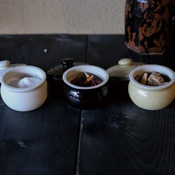 【梅干し・お漬物入れ・お砂糖入れに】 加藤さんのつくる甕（かめ）1合・白　梅干し7粒ほど入ります 7枚目の画像