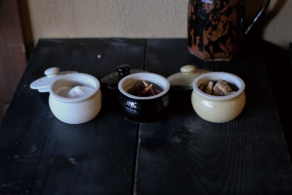 【梅干し・お漬物入れ・お砂糖入れに】 加藤さんのつくる甕（かめ）1合・白　梅干し7粒ほど入ります 7枚目の画像