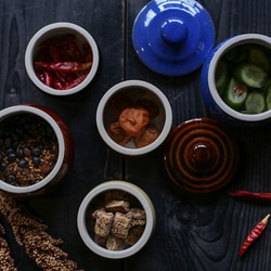 【梅干し・お漬物入れ・お砂糖入れに】 加藤さんのつくる甕（かめ）1合・白　梅干し7粒ほど入ります 8枚目の画像