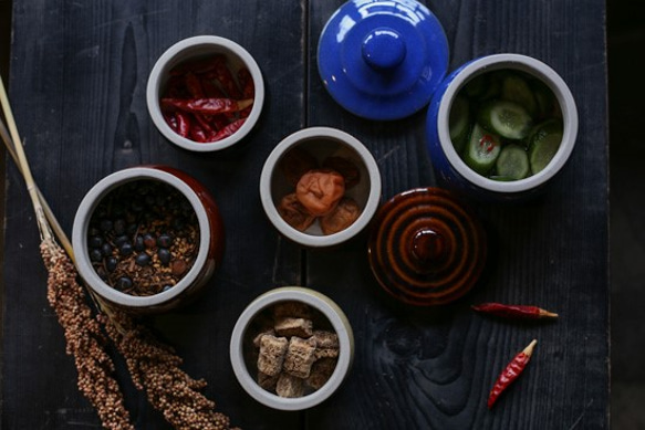 【梅干し・お漬物入れ・お砂糖入れに】 加藤さんのつくる甕（かめ）1合・白　梅干し7粒ほど入ります 8枚目の画像