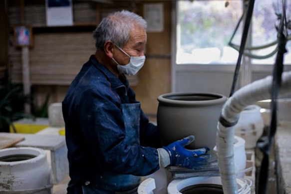 【梅干し・お漬物入れ・お砂糖入れに】 加藤さんのつくる甕（かめ）1合・白　梅干し7粒ほど入ります 15枚目の画像