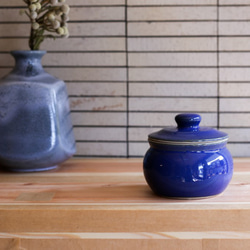 1600年創業 13代目職人 加藤さんのつくる甕（かめ）2合・青（漬物入れ・調味料入れ）梅干し約15個ほど入ります 2枚目の画像