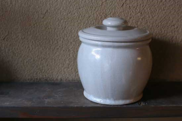 1600年創業 13代目職人 加藤さんのつくる甕（かめ）6合・白（味噌入れ・少量のぬか漬け）お味噌約1キロほど入ります 7枚目の画像