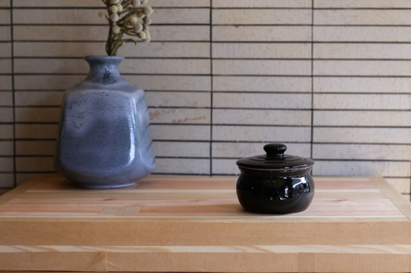 1600年創業 13代目職人 加藤さんのつくる甕（かめ）1合・黒　（蓋物・漬物入れ・調味料入れ）梅干し約7個ほど入ります 1枚目の画像