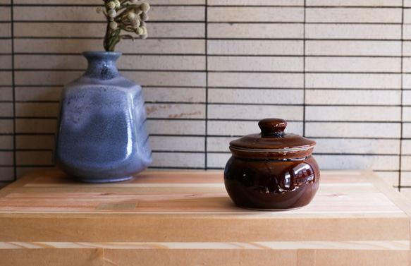 1600年創業 13代目職人 加藤さんのつくる甕（かめ）2合・飴茶（漬物入れ・調味料入れ）梅干し約15個ほど入ります 1枚目の画像