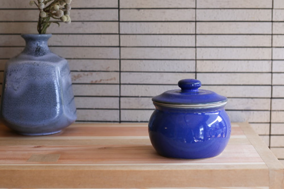 1600年創業 13代目職人 加藤さんのつくる甕（かめ）3合・青（蓋物・味噌入れ・漬物入れ）梅干し約23個ほど入ります 1枚目の画像