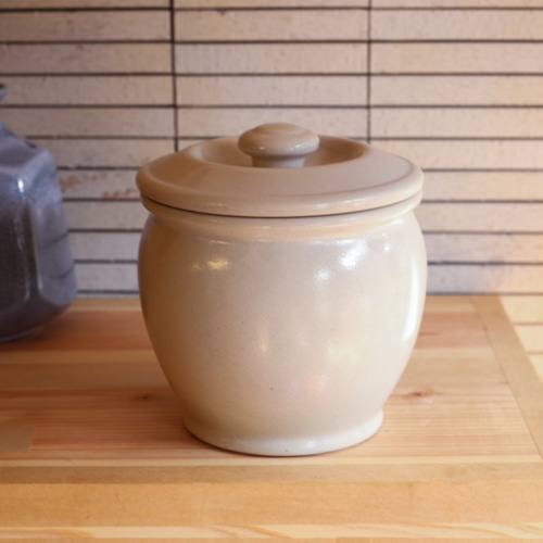 少量のぬか漬け、味噌入れに、加藤さんのつくる甕（かめ）1.2升