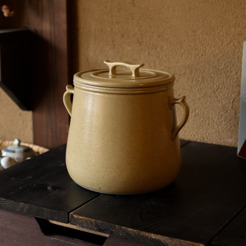 ①加藤さんのつくるシチューポット・ベージュ ぬか漬け・米びつ・お味噌仕込み・梅干し仕込みに 加藤さんのつくる