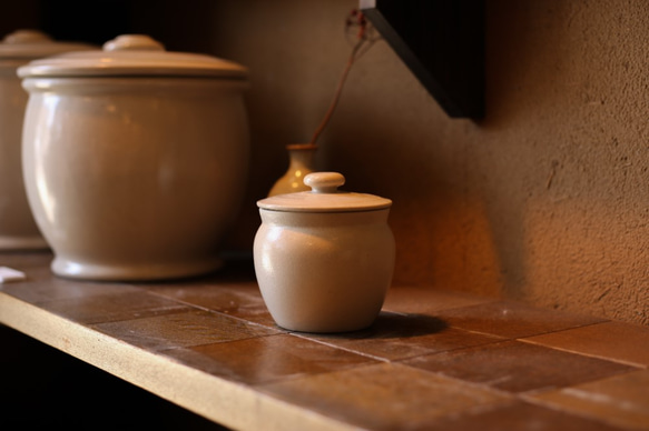 紅白　結婚お祝い、引っ越しお祝いに【creema限定】1600年創業 13代目職人 加藤さんのつくる甕（かめ）紅白セット 3枚目の画像