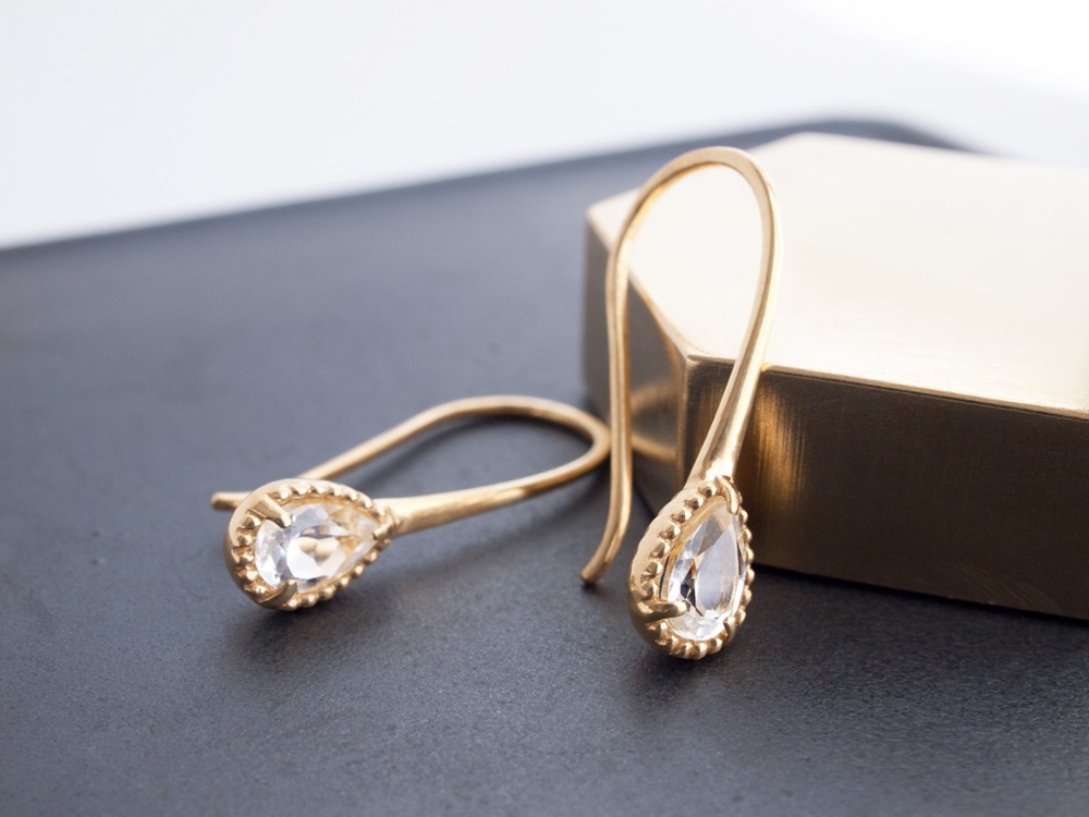 white topaz フックピアス