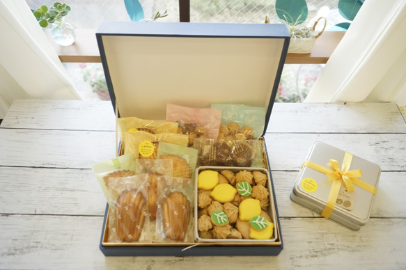 レモンのお菓子が入った『贅沢ＢＯＸ＜M＞』重厚感たっぷりギフトBOXにお入れします。ラッピングor熨斗無料サービス中。 4枚目の画像