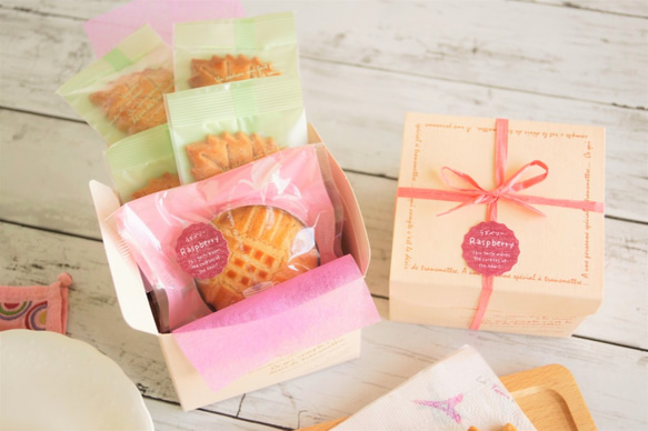 ＜お菓子ボックス・キューブ＞「ラズベリーガレット」と「葉っぱサブレ」のお菓子ボックスです。 2枚目の画像