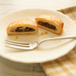 栗のガレットと「クラシッククッキー缶」が入った『贅沢ＢＯＸ＜M＞』秋の味覚のお菓子と新製品のクッキー缶と人気の焼菓子 2枚目の画像