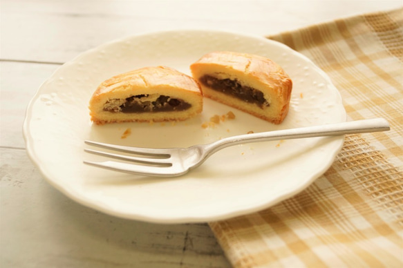 栗のガレットと「クラシッククッキー缶」が入った『贅沢ＢＯＸ＜M＞』秋の味覚のお菓子と新製品のクッキー缶と人気の焼菓子 2枚目の画像