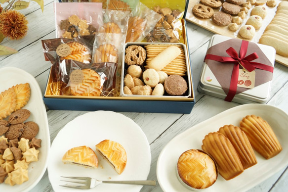 栗のガレットと「クラシッククッキー缶」が入った『贅沢ＢＯＸ＜M＞』秋の味覚のお菓子と新製品のクッキー缶と人気の焼菓子 6枚目の画像