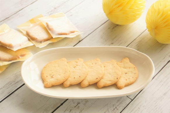 期間限定「レモンピールクッキー」。コロコロと入ったレモンピールがアクセント。すっきりした甘さのクッキーです。 2枚目の画像