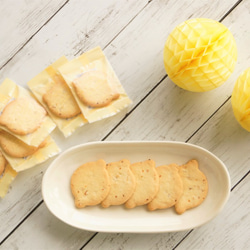 期間限定「レモンピールクッキー」。コロコロと入ったレモンピールがアクセント。すっきりした甘さのクッキーです。 1枚目の画像