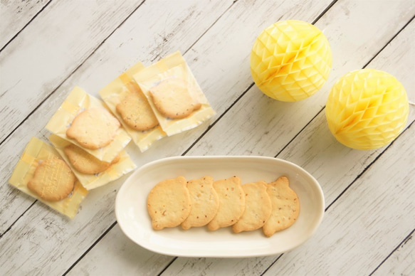 期間限定「レモンピールクッキー」。コロコロと入ったレモンピールがアクセント。すっきりした甘さのクッキーです。 1枚目の画像