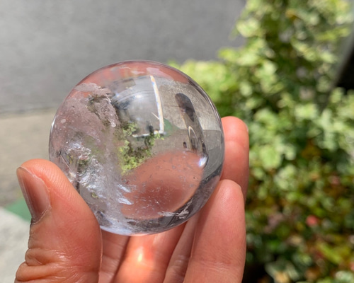 【虹入・強力浄化力】虹入！ヒマラヤ水晶・ライモナイト入りスフィア⭐️台座付⭐️R59 虹入・強力浄化力】虹入！ヒマラヤ水晶・ライモナイト入りスフィア