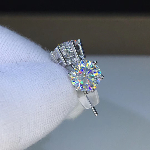 合計1カラット 】輝くモアサナイト ダイヤ ピアス K18WG ピアス