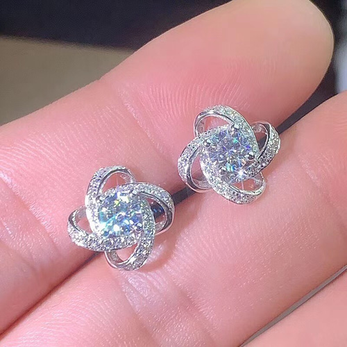 newデザイン】輝く モアサナイト ピアス K18WG ピアス（スタッド・一粒  