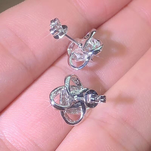 newデザイン】輝く モアサナイト ピアス K18WG ピアス（スタッド・一粒  