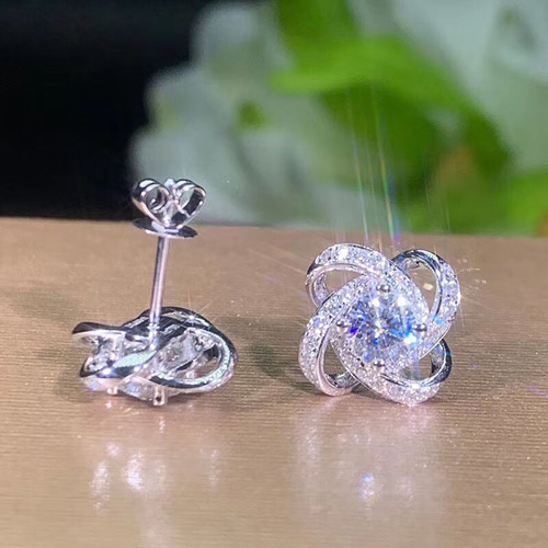 newデザイン】輝くモアサナイト ピアス K 18WG せつない