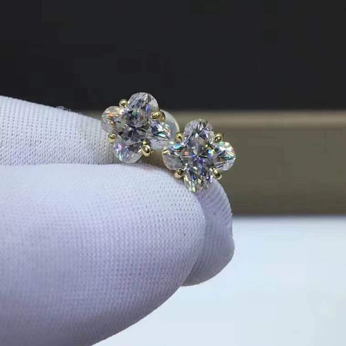 newデザイン 可愛いクローバー モアサナイト 仲良い ピアス K18YG 売買 