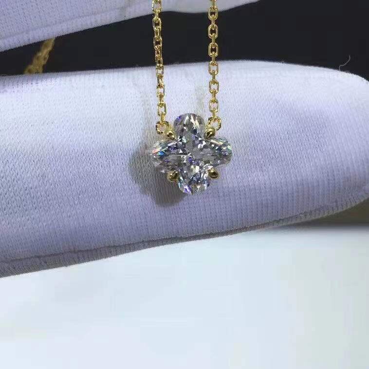 newデザイン】可愛いクローバー モアサナイト もろく ピアス K18YG