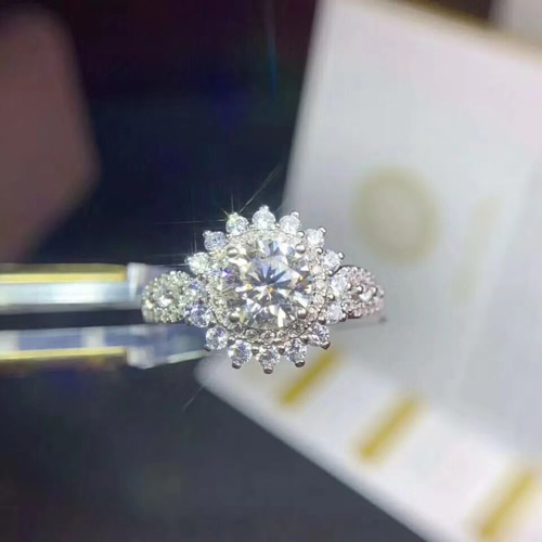 newデザイン】輝くサンフラワー モアサナイト ダイヤ リング K18WG