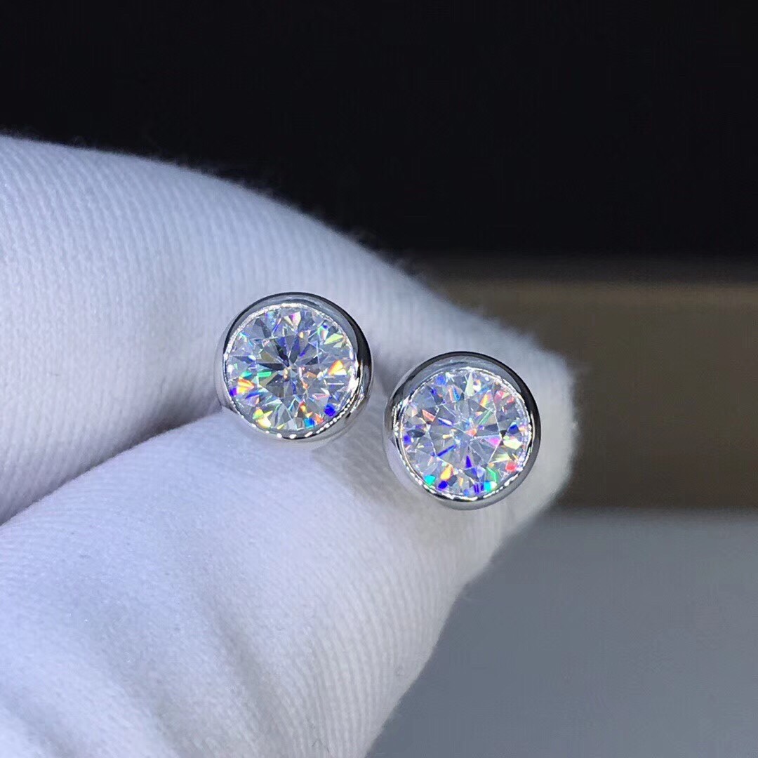 通販店を モアサナイト ダイヤモンド ピアス k18 ピアス（スタッド・一