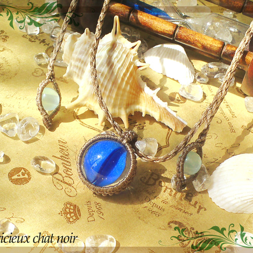 ビー玉のマクラメペンダント（灰茶/青） ネックレス・ペンダント