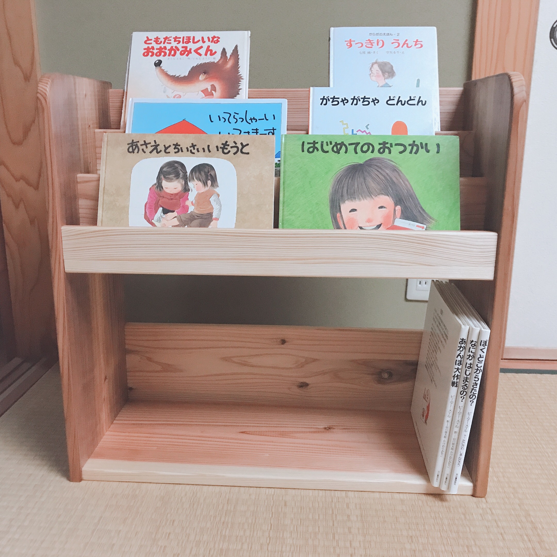 表紙が見える杉の絵本棚 ブックシェルフ