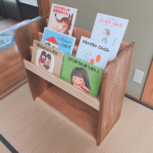 表紙が見える杉の絵本棚 ブックシェルフ おもちゃ・人形 まえが