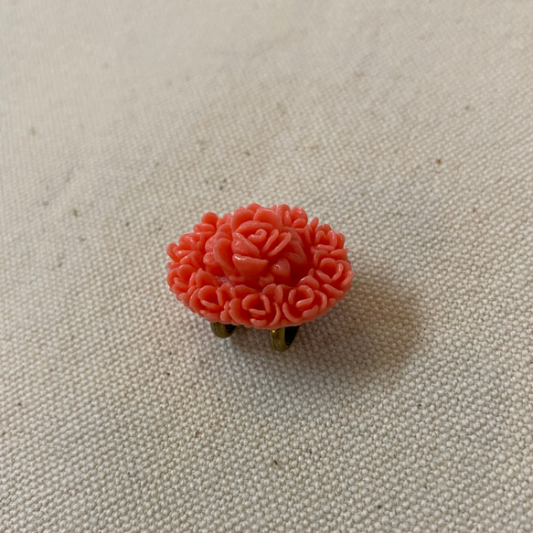 【再販】珊瑚色の小さく花咲くジャパンヴィンテージセルロイドカボションの帯留め 3枚目の画像