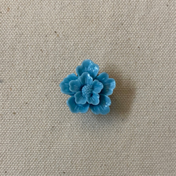 【再販】上品なブルーグレーのお花がキッチュでかわいいヴィンテージカボションの帯留め 2枚目の画像