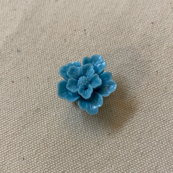 【再販】上品なブルーグレーのお花がキッチュでかわいいヴィンテージカボションの帯留め 3枚目の画像