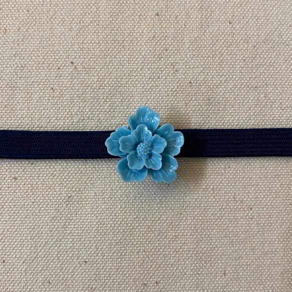 【再販】上品なブルーグレーのお花がキッチュでかわいいヴィンテージカボションの帯留め 4枚目の画像